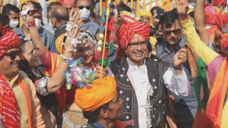 Shivraj Singh Chouhan and Sadhna Singh Participate In Bhagoria In Jhabua District