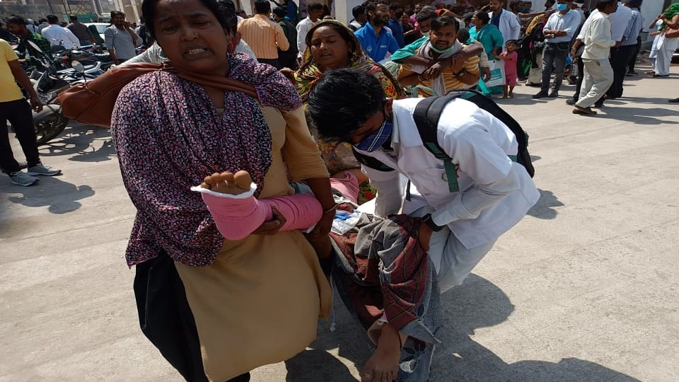 Big Breaking Fire breaks out in eight storey building of SN Medical College Agra  