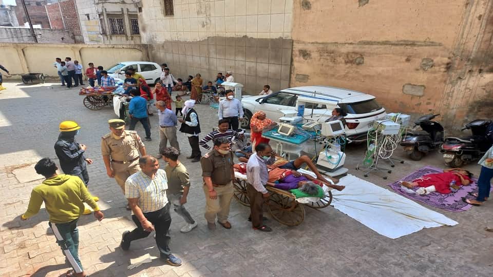 SN Medical College Agra Fire patients lying on the road