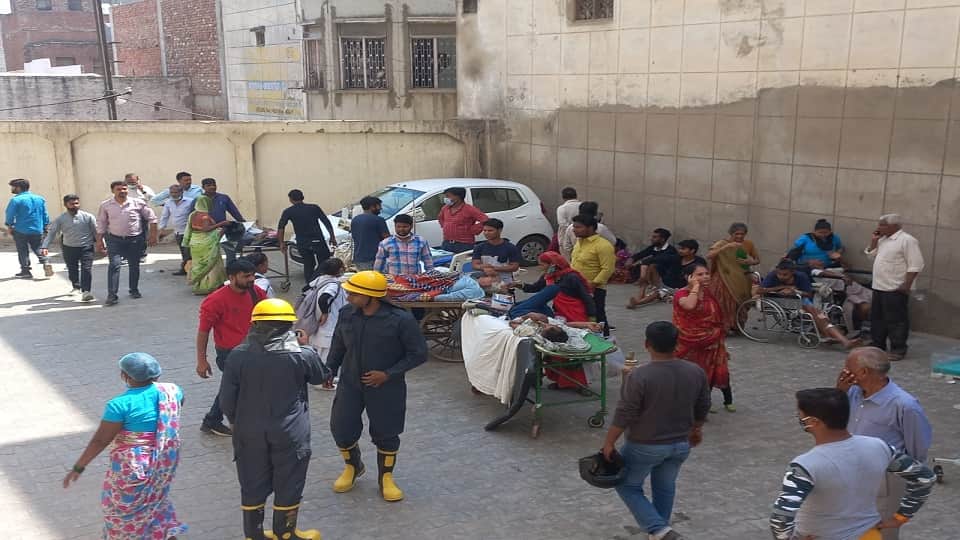 SN Medical College Agra Fire patients lying on the road