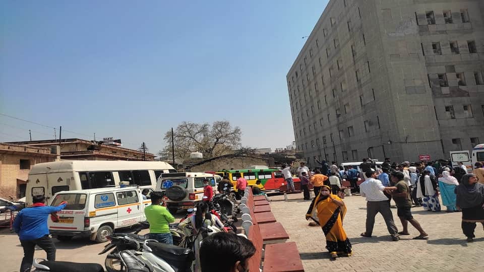 SN Medical College Agra Fire patients lying on the road