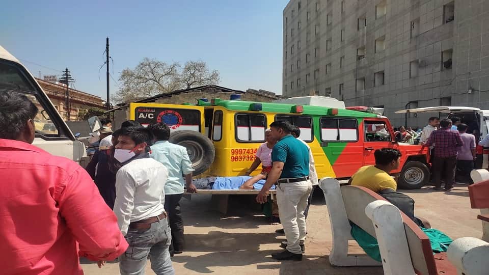 SN Medical College Agra Fire patients lying on the road