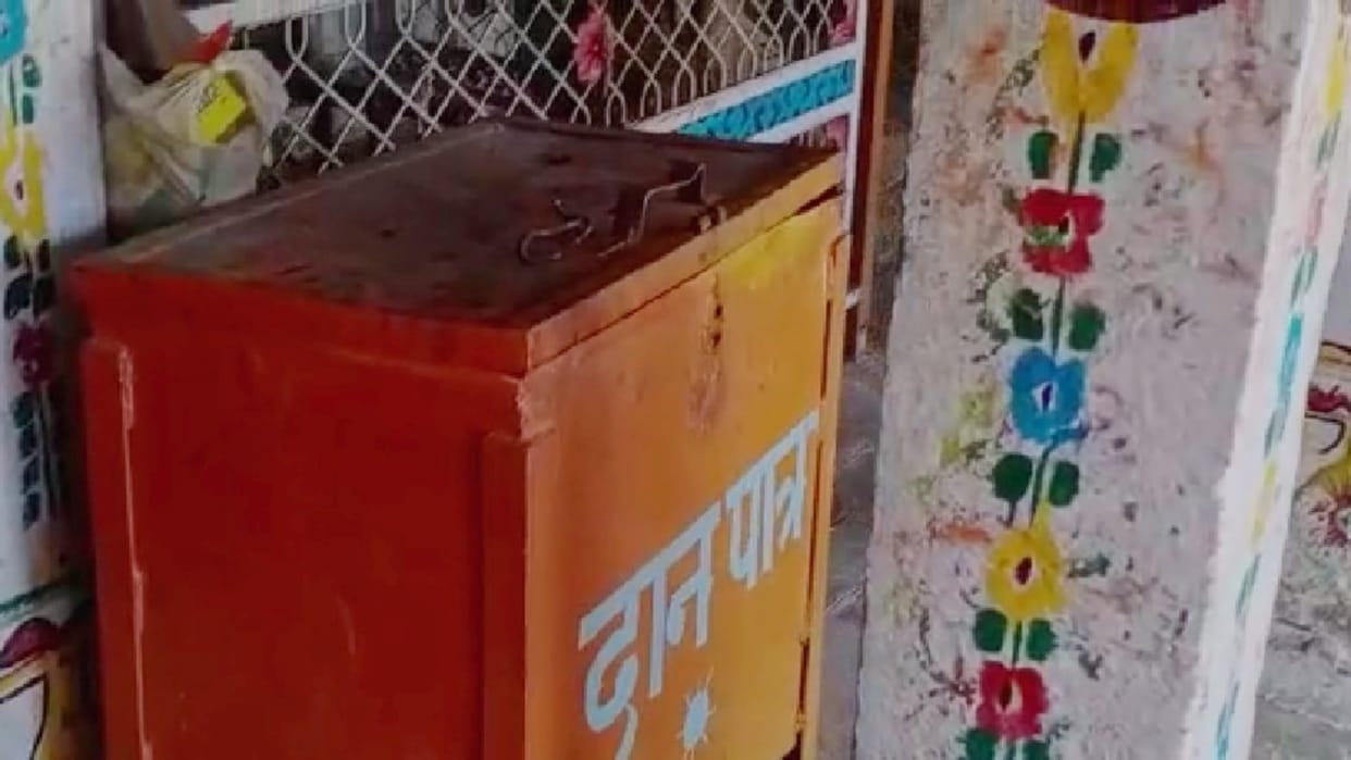 theft in temples of Ajmer Two lakh rupees stolen by taking priest hostage