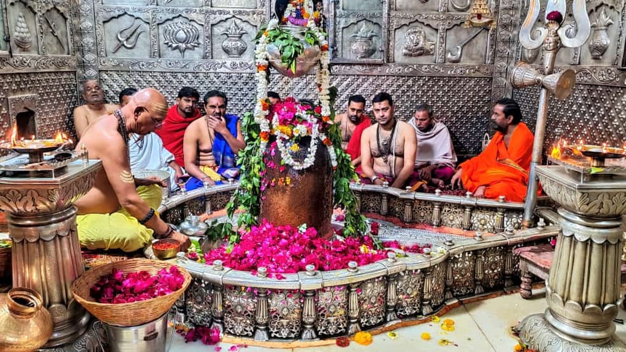 Ujjain: Parking operator asked for five hundred rupees from the family who came to visit Mahakal with foreign guests, complaint of illegal recovery