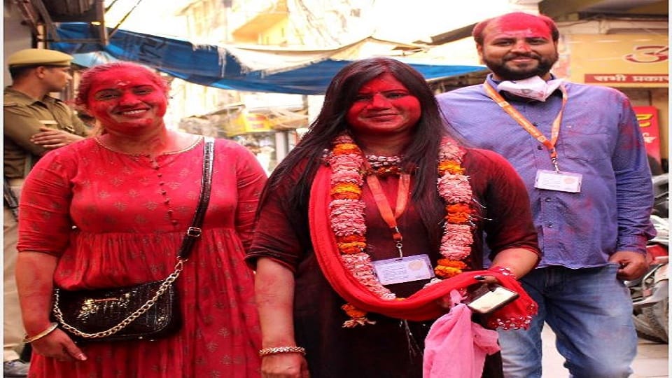 Kshi Vishwanath came out with Gaura in the streets of Kashi, people gathered to see the Shiv family