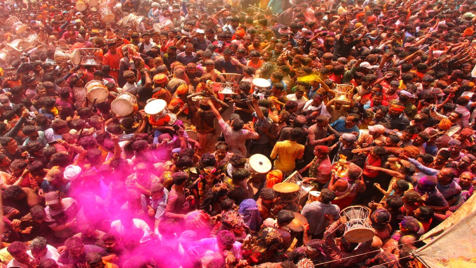 Holi of Chita Bhasma: Baba Vishwanath played Holi with devotees amidst blazing pyres at Manikarnika Ghat