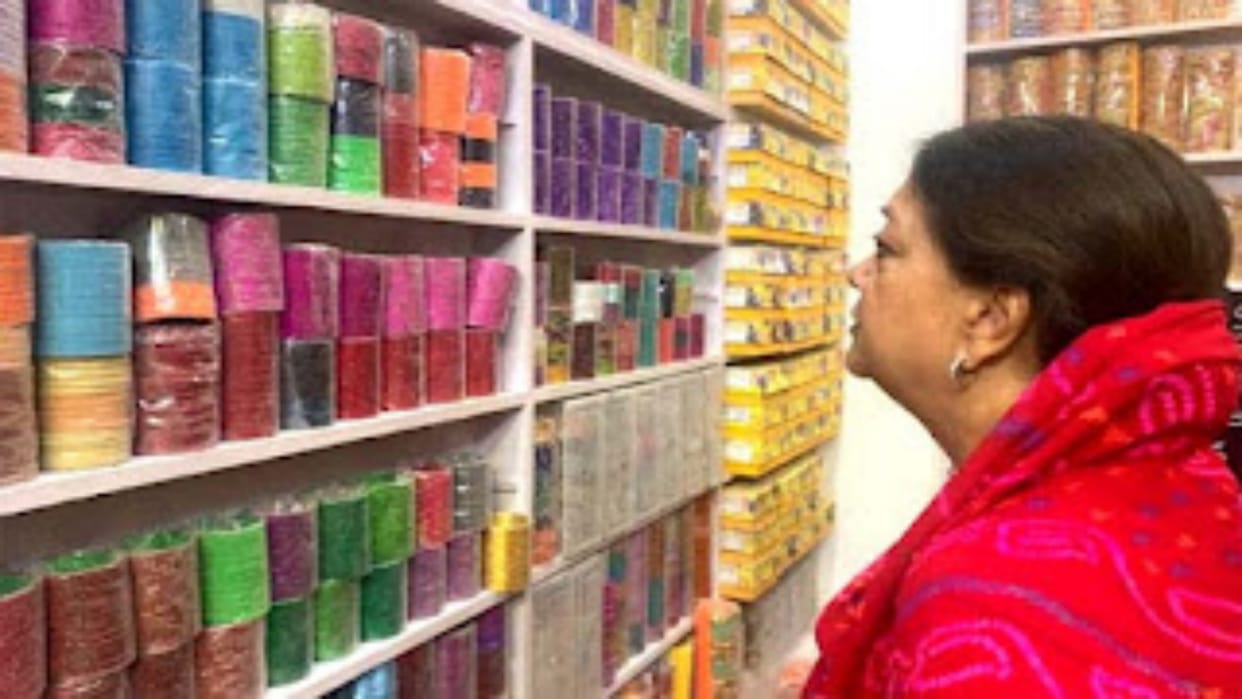 Vasundhara Raje bought green and saffron bangles from bangle shop on Jhalawar visit