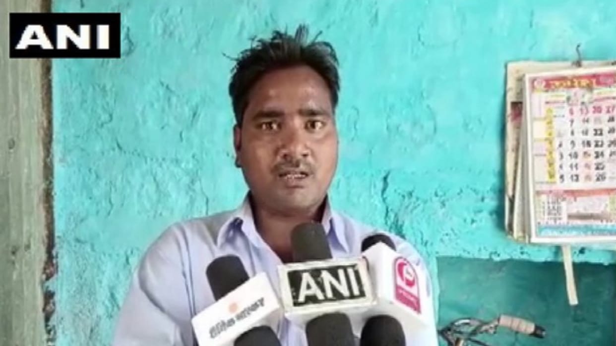 Akhilesh Yadav helped the supporter who lost the election bet
