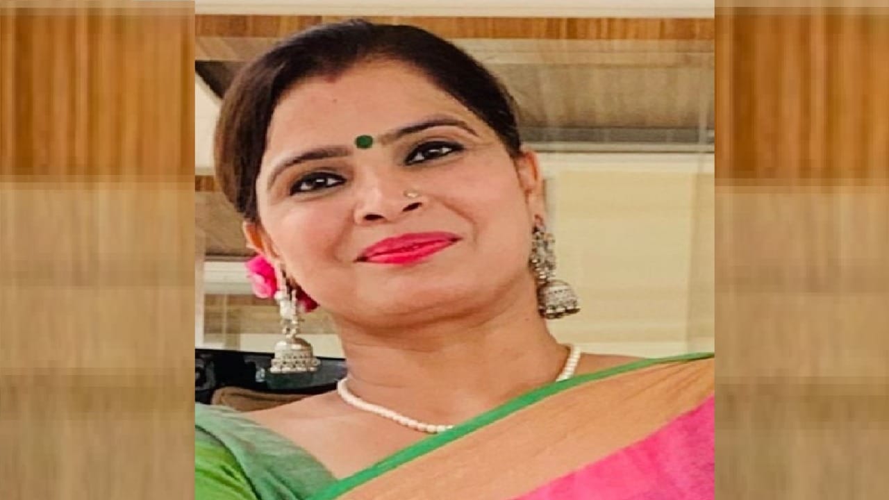poonam sehrawat of gurugram is doing job of making gulal from flowers of temples