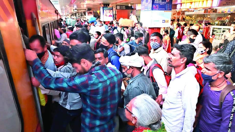 huge crowd of passengers in view of holi at anand vihar railway station