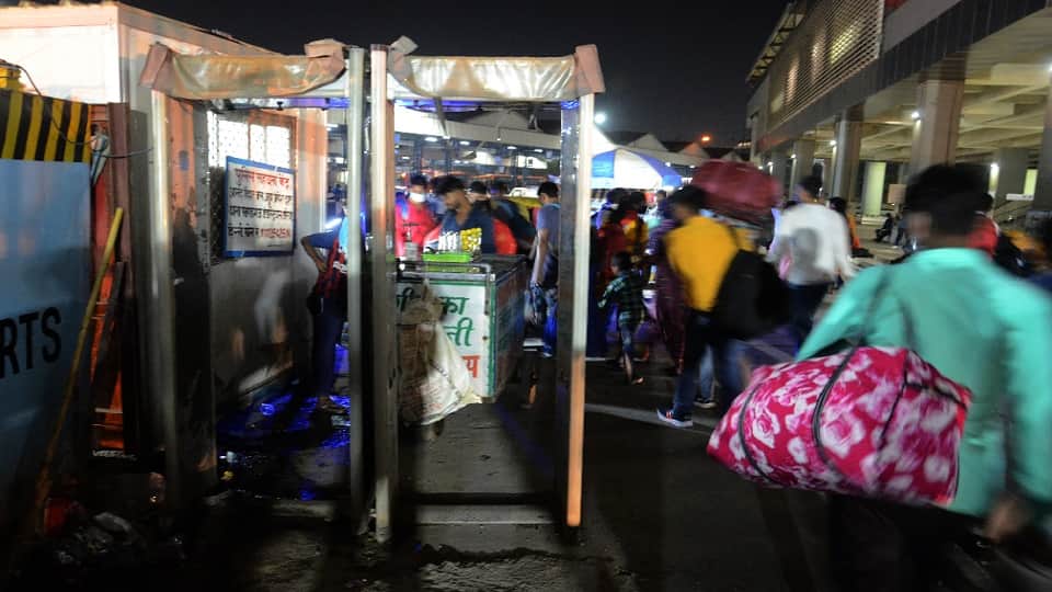 huge crowd of passengers in view of holi at anand vihar railway station