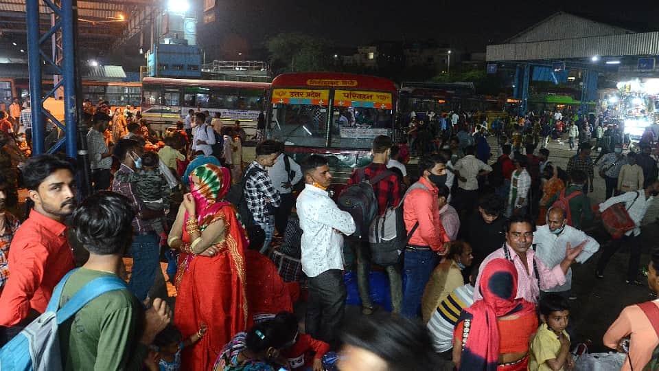 huge crowd of passengers in view of holi at anand vihar railway station