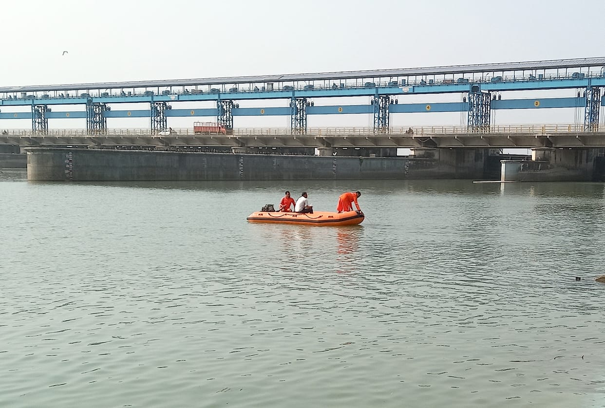Search for brothers drowned in Ganga from Barrage to Ganj