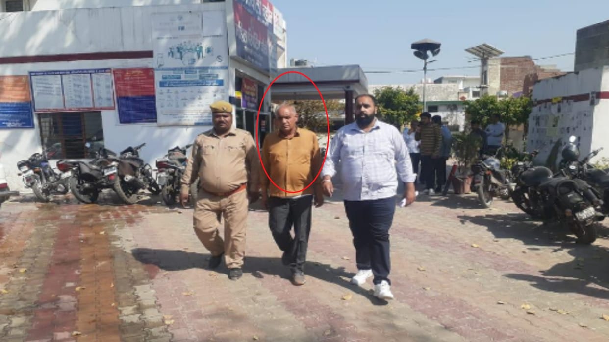 Baghpat: Anti-corruption team caught Lekhpal red-handed taking bribe of ten thousand