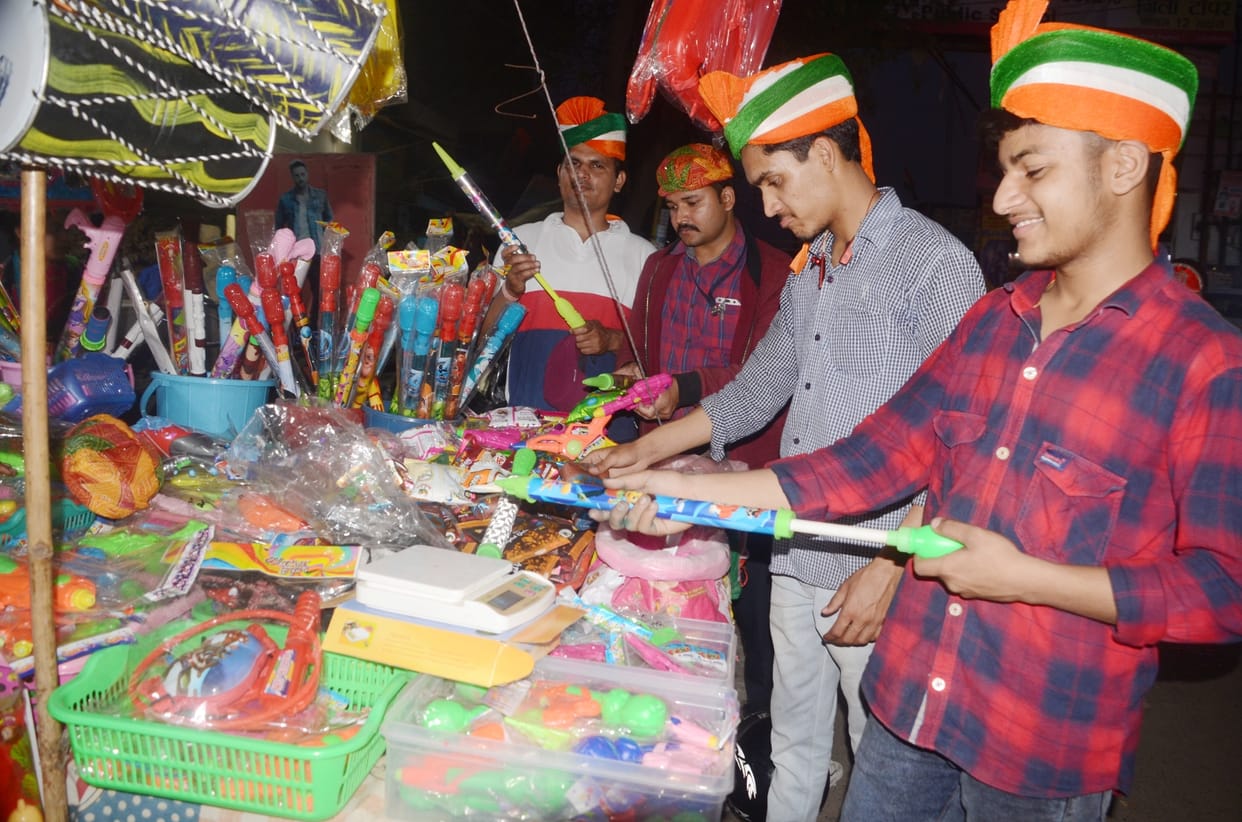 Holi market buzzes, traders happy, hope remains intact