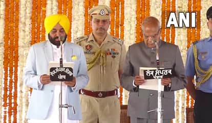 पंजाब के मुख्यमंत्री पद की शपथग्रहण करते हुए भगवंत मान