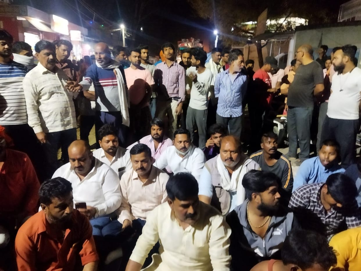 Chakka jam done on Chopan-Sinduria road against illegal recovery
