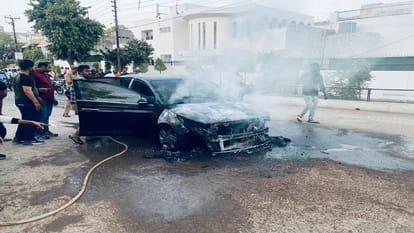Moving Car Caught Fire In Agra hindi news