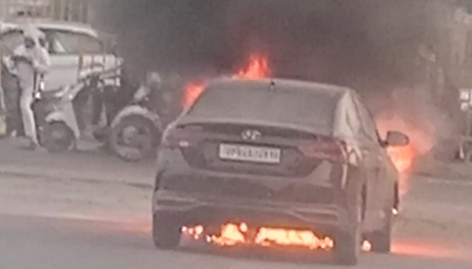 Moving Car Caught Fire In Agra hindi news