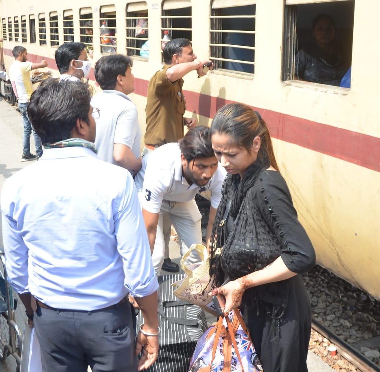 There was a stir in the railway administration due to the information of labor pain to the woman in Dadar Express train.