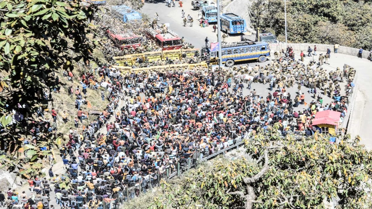 Ruckus in Himachal on the demand of savarn commission: furious protesters broke many vehicles, nine injured including ASP in stone pelting
