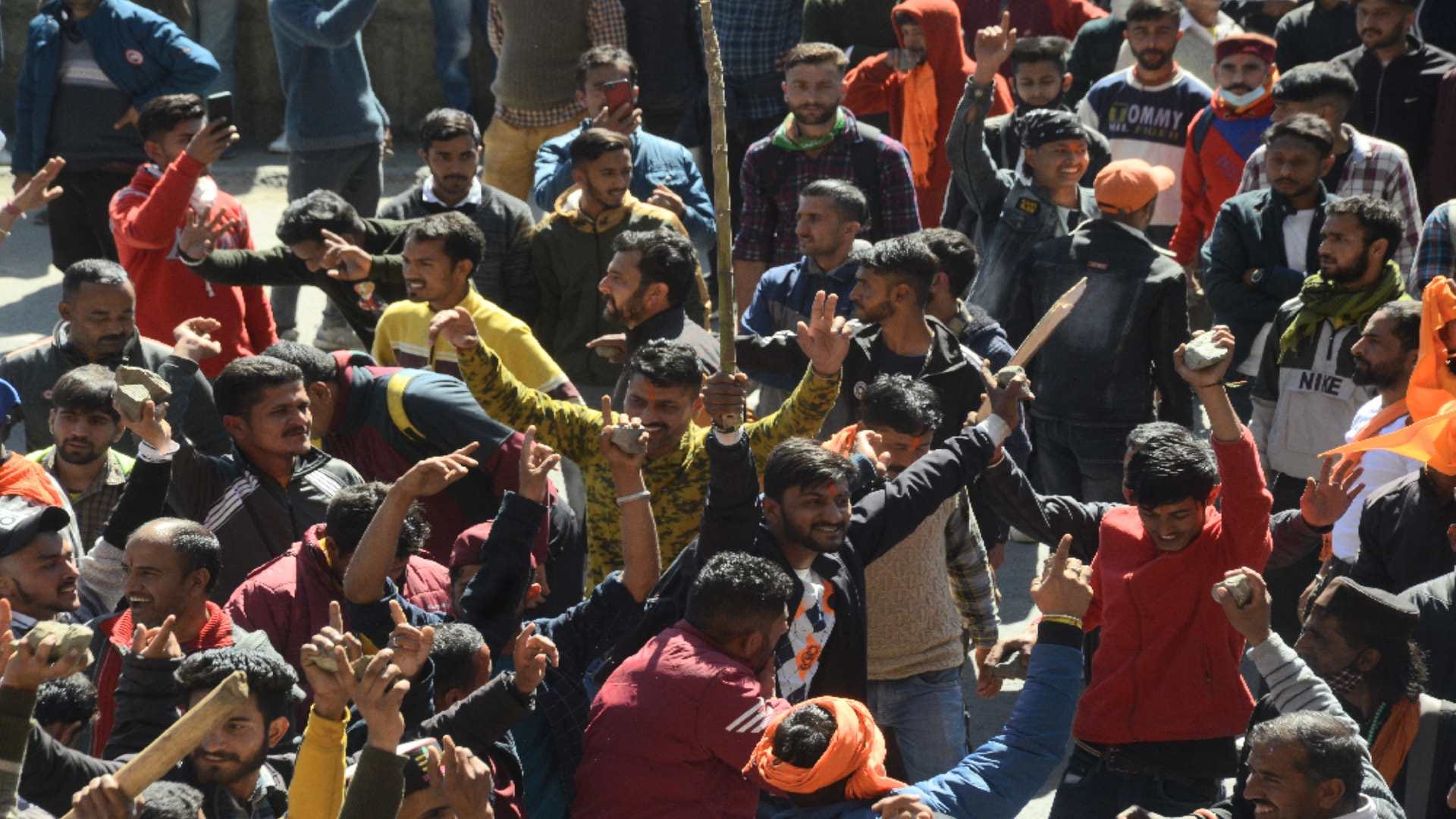 Ruckus in Himachal on the demand of savarn commission: furious protesters broke many vehicles, nine injured including ASP in stone pelting