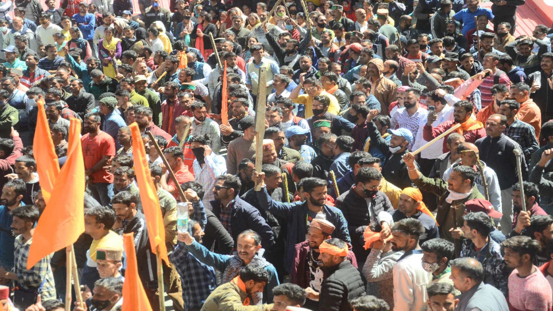 Ruckus in Himachal on the demand of savarn commission: furious protesters broke many vehicles, nine injured including ASP in stone pelting