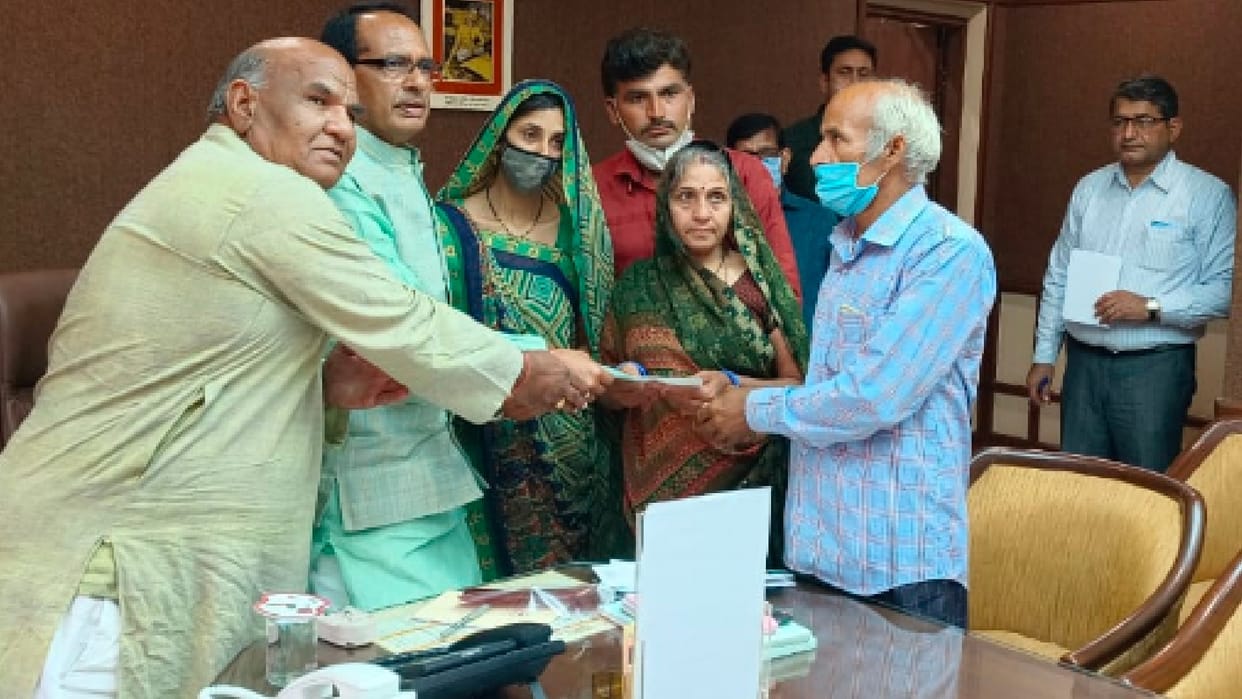 Sehore: Chief Minister gave a check of one crore rupees to the martyr's wife, MLA's request - also give government job