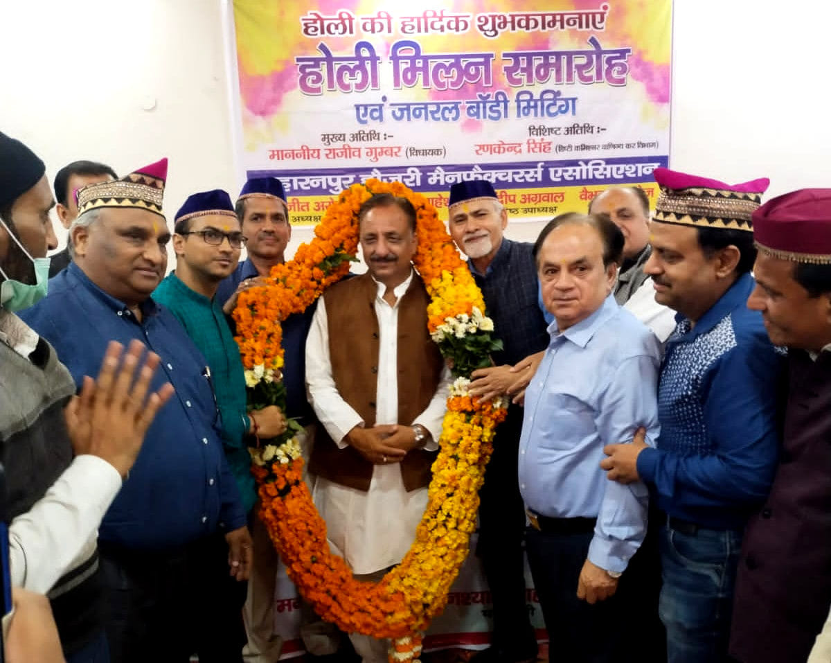 hosiery traders played holi with flowers