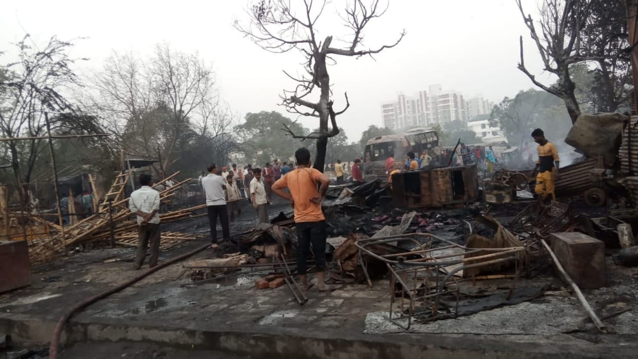 one and half dozen huts are burnt in aliganj thana in Lucknow.