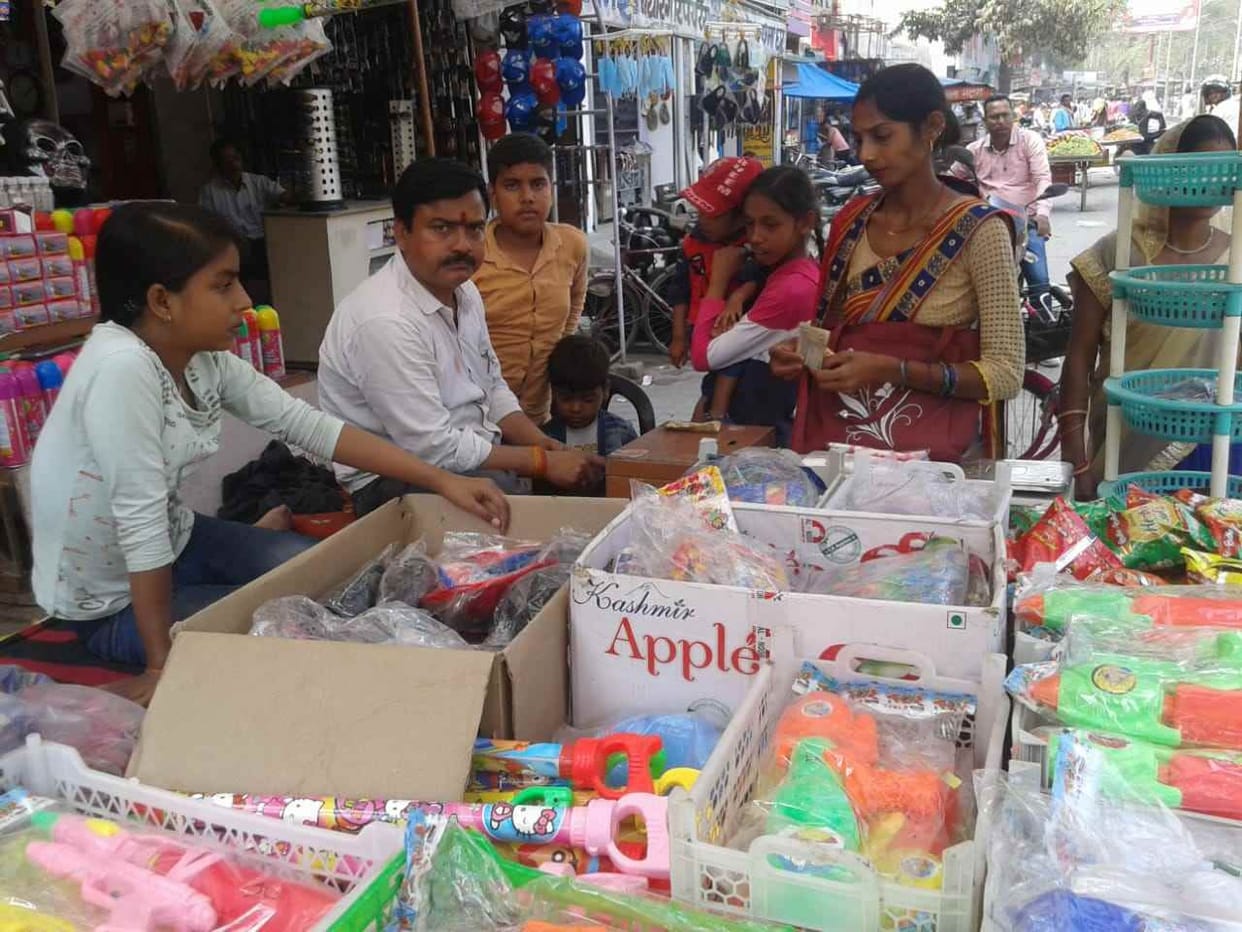 Markets decorated, crowds of people started gathering