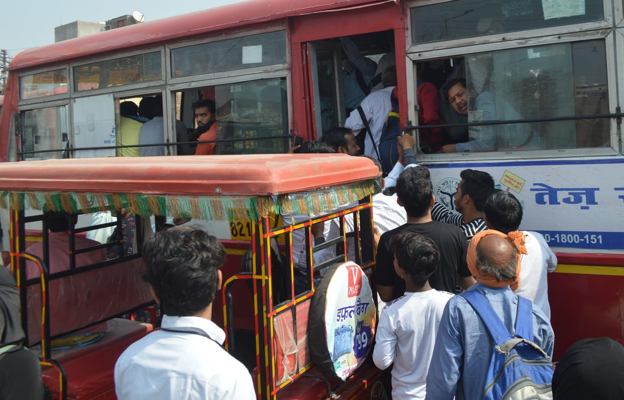 Hathras: As Holi approaches, there is a rush in buses and trains