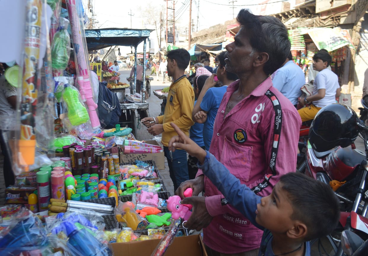 Hathras: There was a lot of excitement in the market regarding Holi, people made purchases