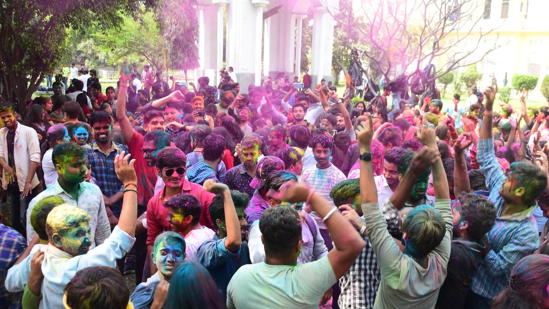 slight mistake in Holi festival of colors can make you ill