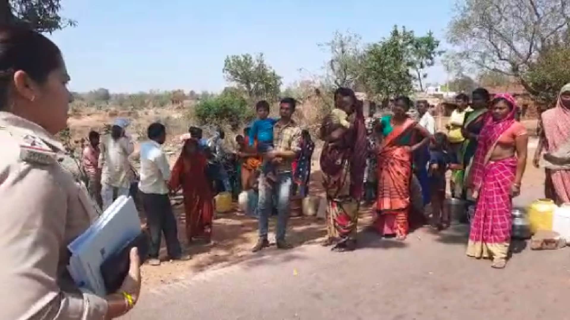 Water problem in Panna: Angry villagers jammed the Panna-Ajaygarh road by keeping empty utensils
