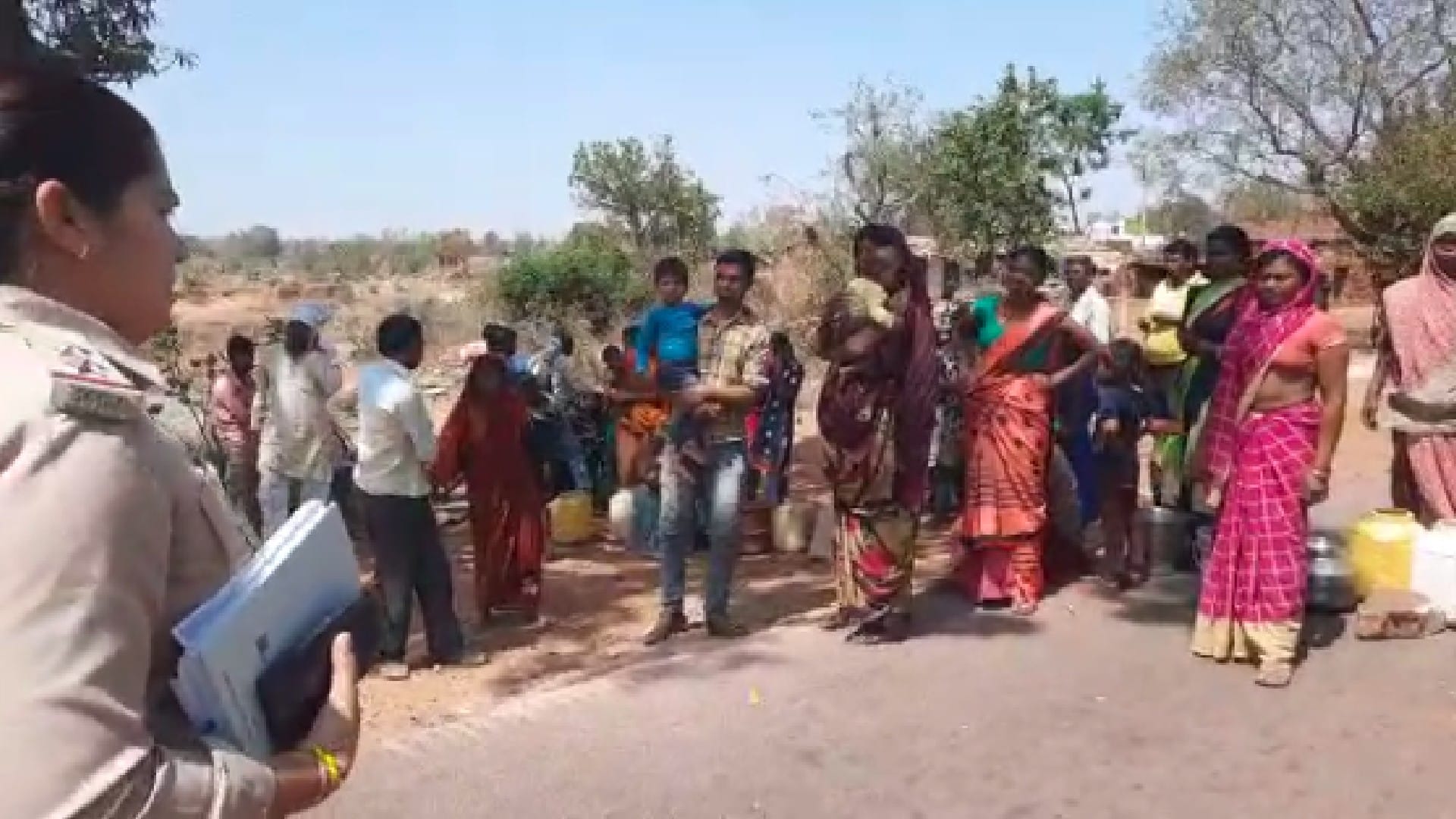 Water problem in Panna: Angry villagers jammed the Panna-Ajaygarh road by keeping empty utensils