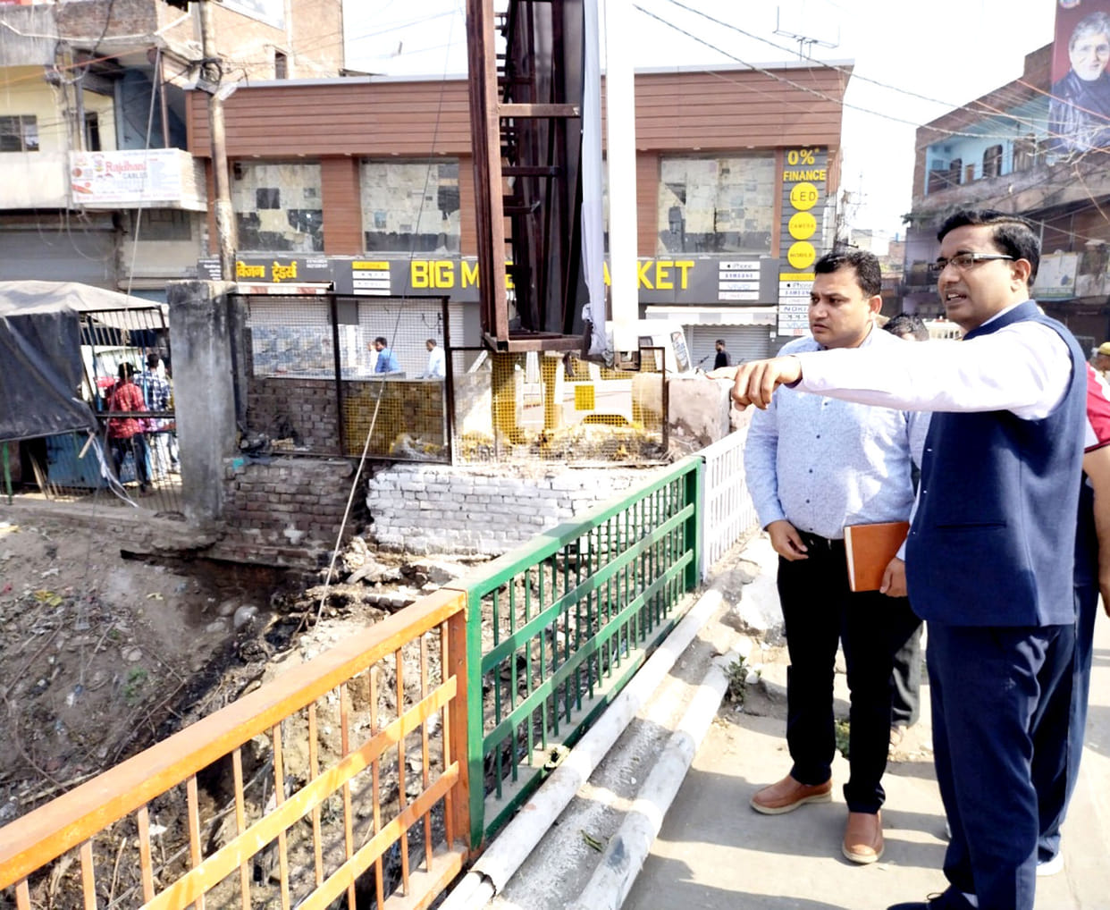 Divisional commissioner expressed displeasure over the mess in the Pavdhoi river