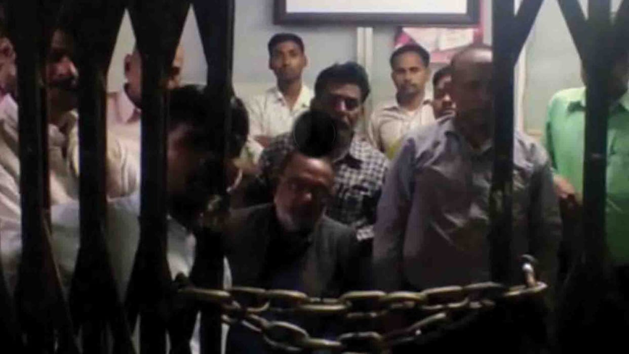 Sahara agents imprisoned employees and officers in the office