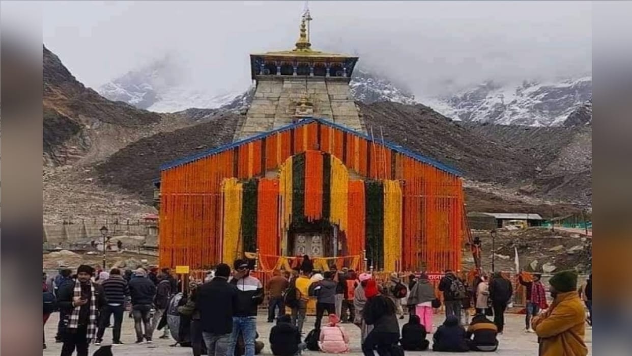 Passengers are being sent to the sanctum sanctorum only after turning off the mobile in Kedarnath temple