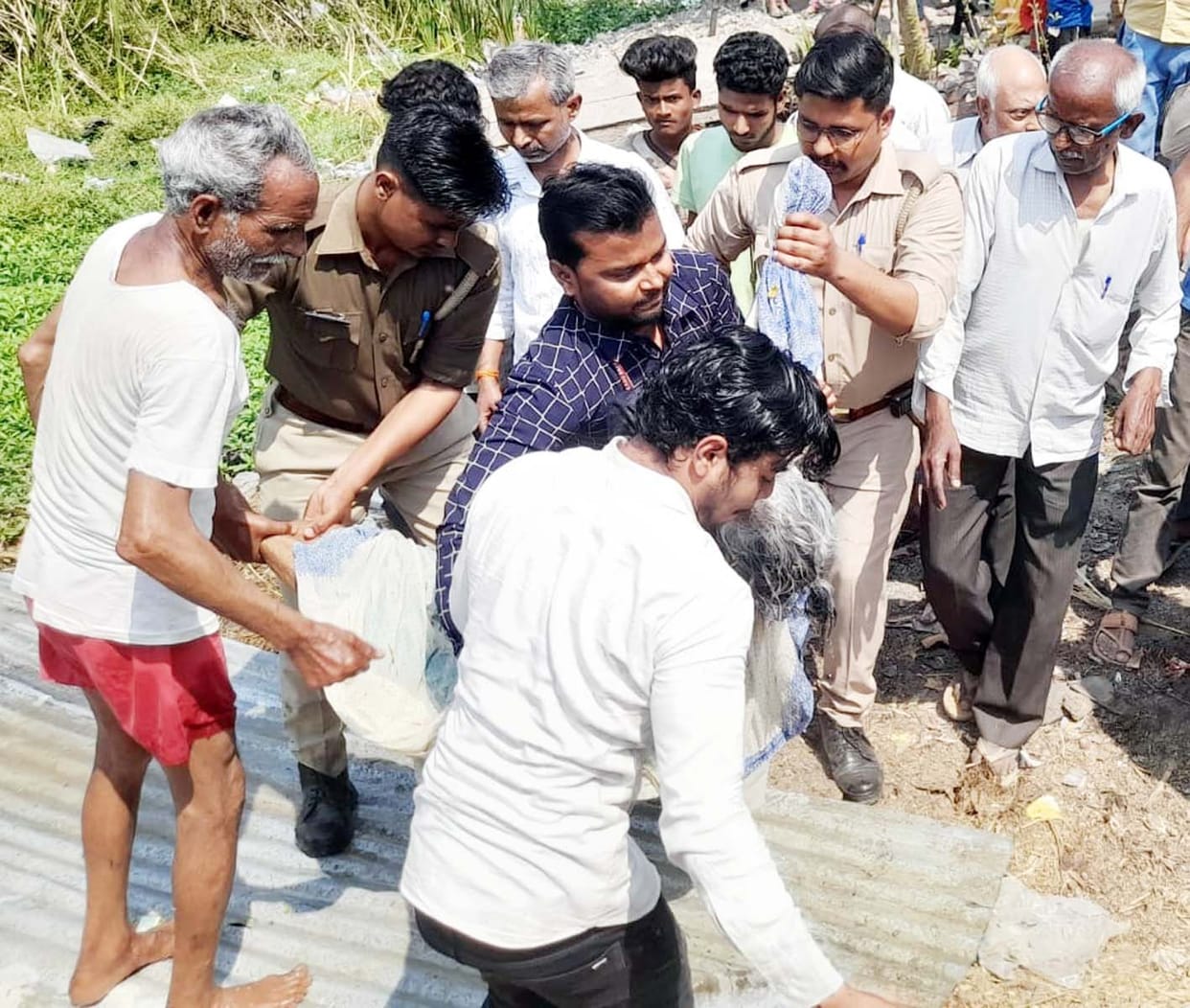 People saved the old lady who fell in the pond in Khutar