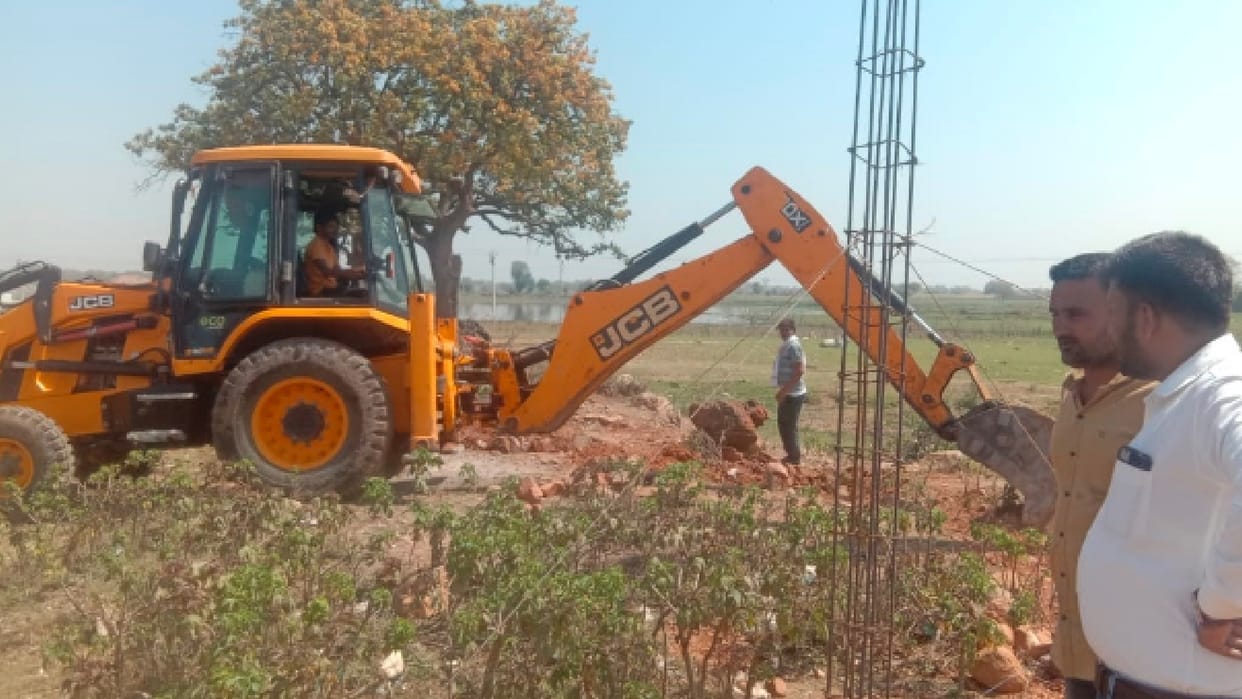 Shivpuri: Action on those who encroached on government land, encroachment removed