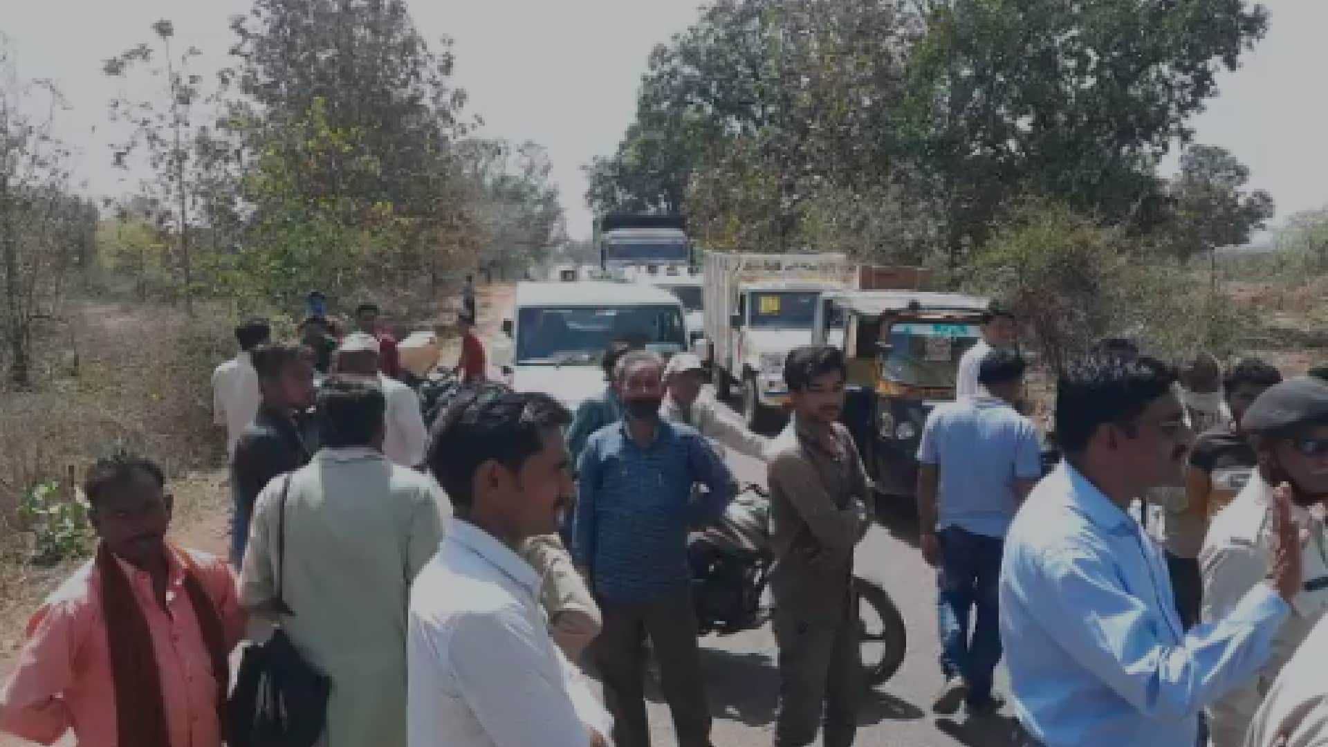 Water problem in Panna: Angry villagers jammed the Panna-Ajaygarh road by keeping empty utensils
