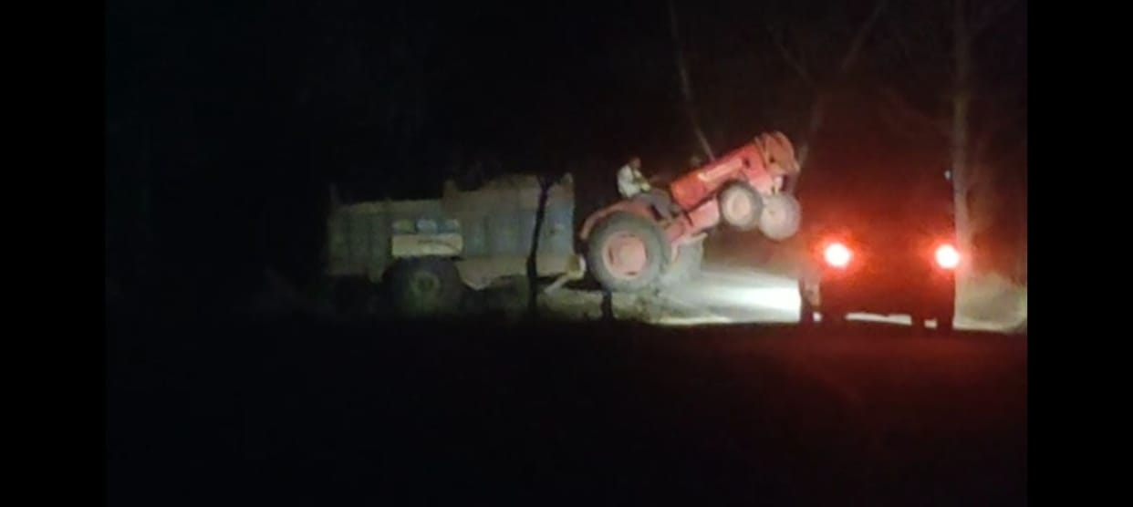 Attempt to mount tractor on Tehsildar