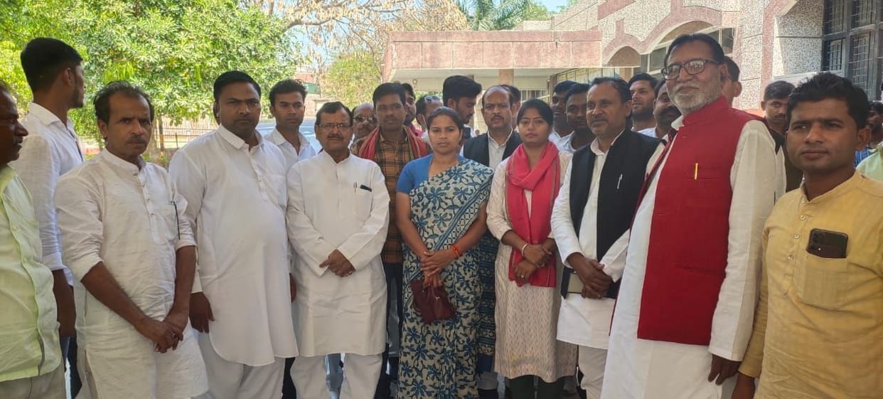 MLA Pallavi Patel and Pooja Pal met DM in case of ruckus during vote counting