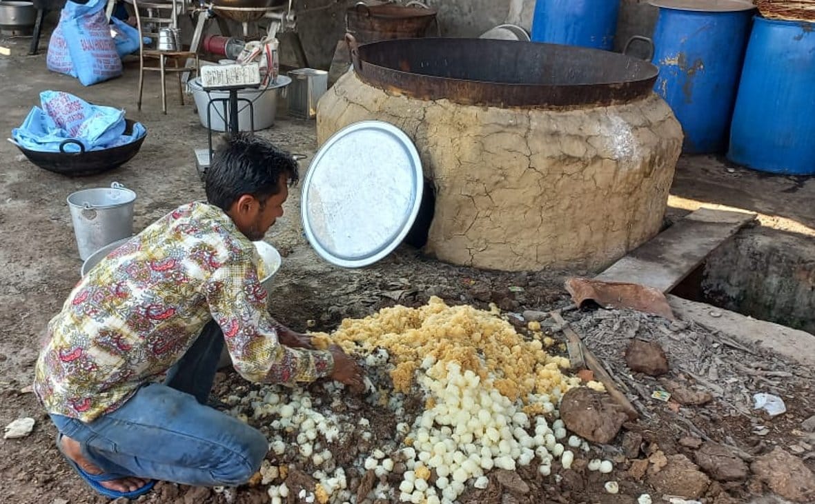 Four and a half quintals of Rasgulla destroyed in a dairy running without a license