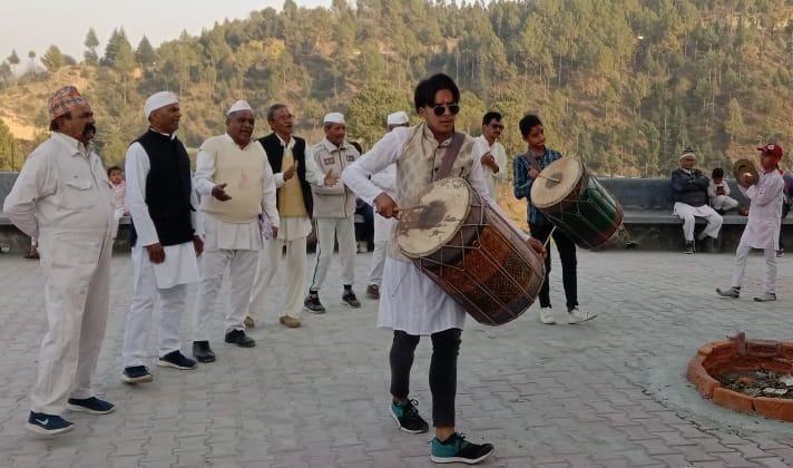 Kali Kumaon Ki Khadi Holi is known for its distinctive singing style.