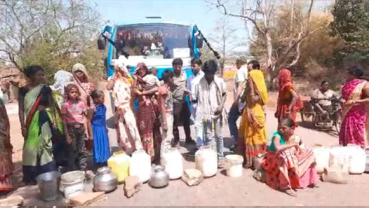Water problem in Panna: Angry villagers jammed the Panna-Ajaygarh road by keeping empty utensils