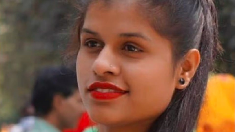 Indore: B.Com student fed her father's food and talked a lot, then jumped from the roof of the house
