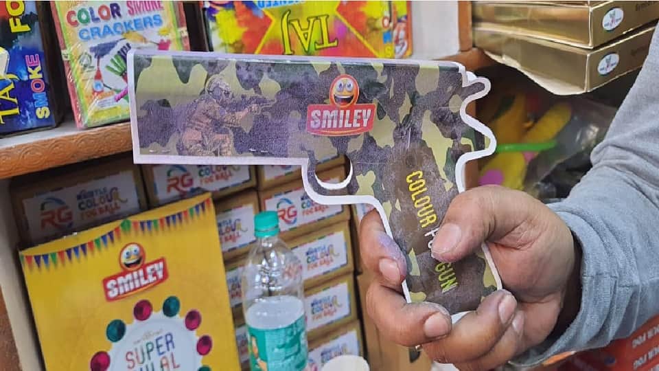demand high fire crackers gulal bombs in delhi market