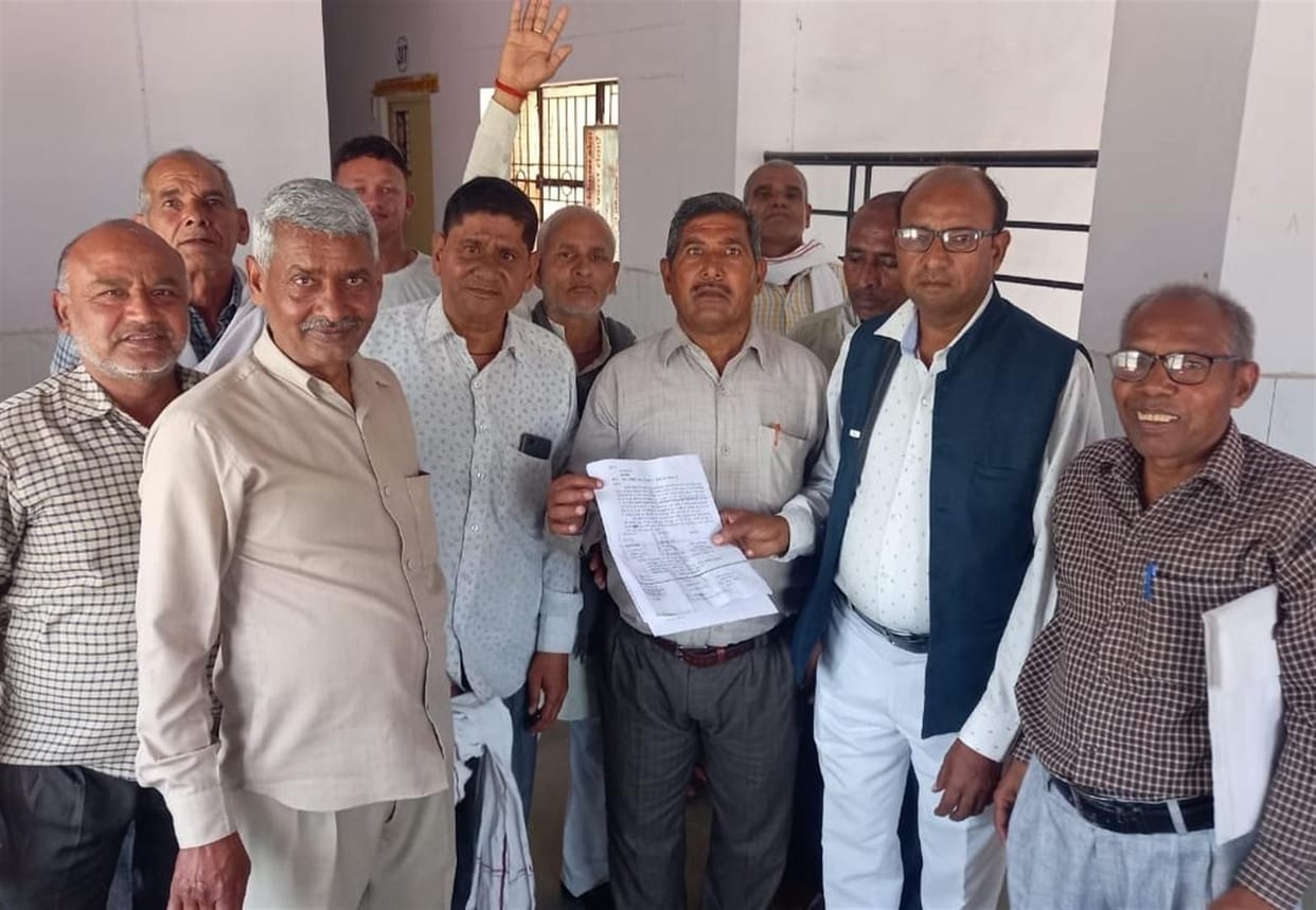 Hathras: Employees demonstrated for not getting salary for six months